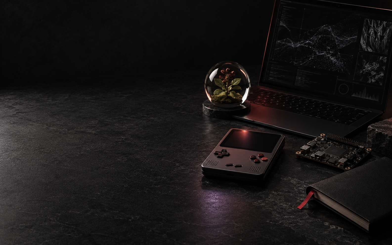 Mesa escura com laptop, portátil retrô e caderno